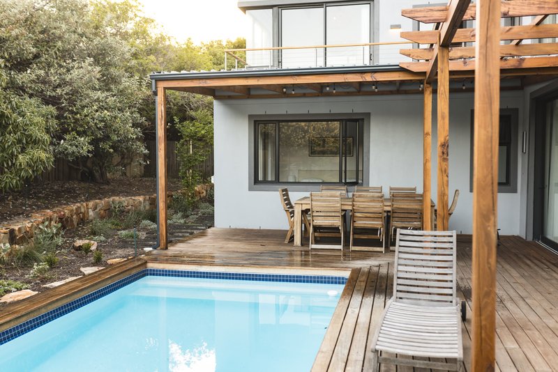 casa de dos pisos con piscina